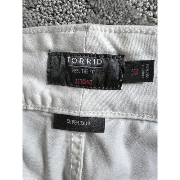Torrid Shorts Womens 18W Bermuda White Denim Jean Fray Raw Hems Skinny Leg - Picture 9 of 11